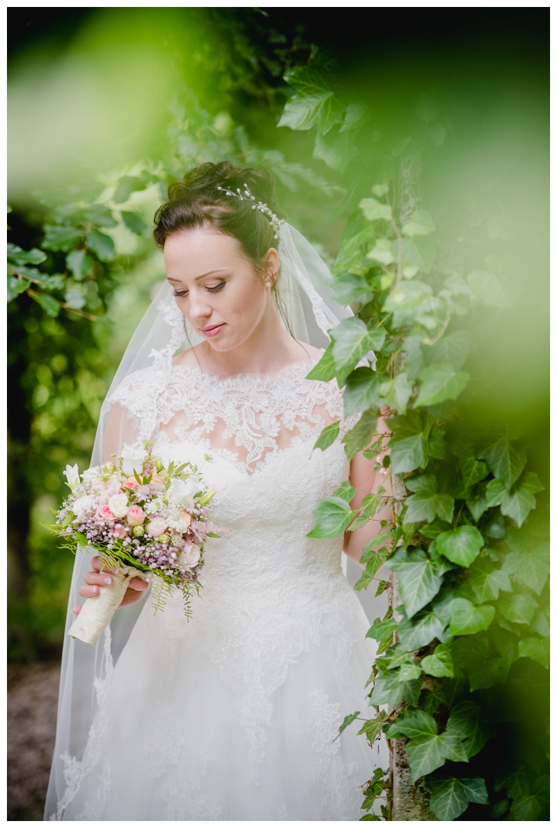 Braut in der Natur- Hochzeitsfotograf in Illerbeuren