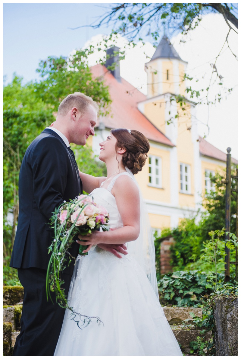 Brautpaar vor Schloss- Hochzeitsfotograf JAP-Fotografie
