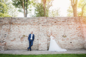 Brautpaar vor einer Mauer- Hochzeit Fotograf