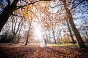 Brautpaar in einem Park- Hochzeit Fotograf