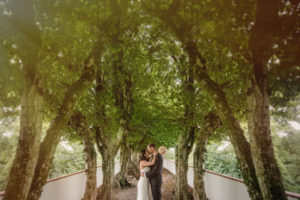 Brautpaar im Wald- Hochzeit Fotograf