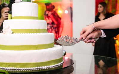 Wer hat die Hand oben beim Anschneiden der Hochzeitstorte?